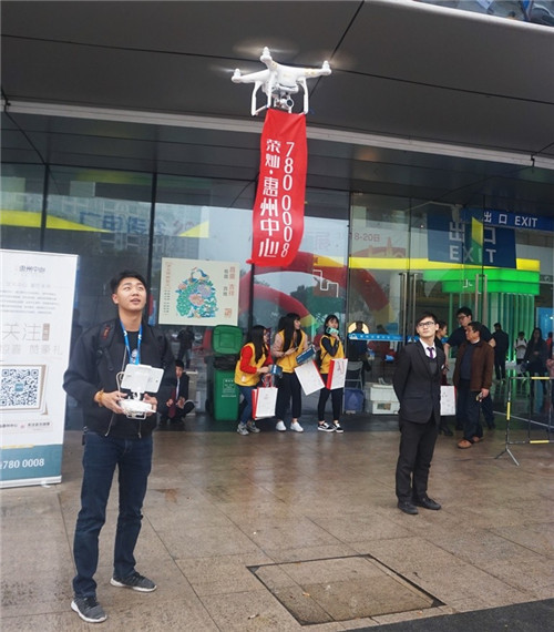 帥哥說，等下表演無人機翻跟頭給你們看