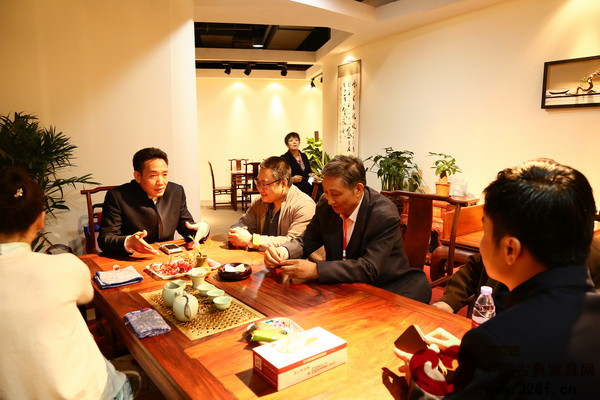 集古韻今總經理陳新平向蒞臨展廳參觀的專家詳細介紹集古韻今的產品理念