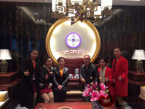 集古韻今銷售團隊與原故宮家具修復專家王秀林（右三）、明清家具鑒賞專家馬清竹（左三）合影
