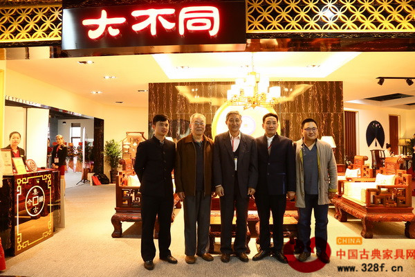 集古韻今總經理陳新平（右二）與原故宮博物院文?？萍疾恐魅?、中國著名紅木專家曹靜樓（右三），東北林業大學明清家具研究所所長牛曉霆（右一），中央民族大學人體工程學教授蘇垣（左二），全聯藝術紅木專家專委會執行會長兼秘書長、弘木傳媒CEO林偉華合影