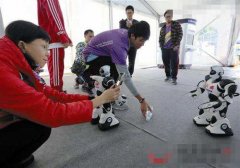 “莞馬”博覽會創意科技看機器人表演 與機器人