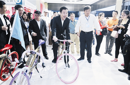 省委常委、市委書記張琦在海博會展區視察(圖2)