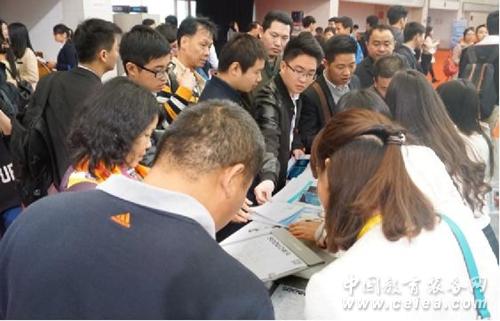希沃同步亮相京廣教裝展，吸引了眾多來賓關注(圖2)