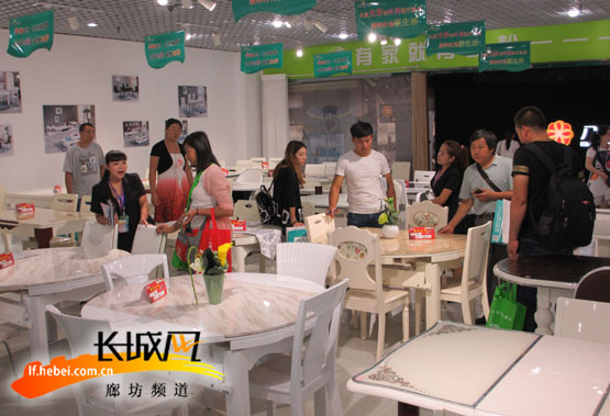 八方客商云集博覽會選購商品。邢亞南 攝