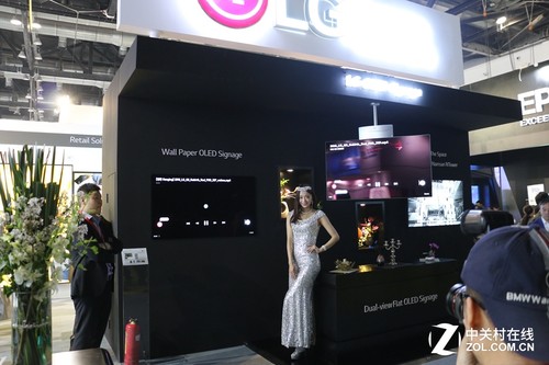 InfoComm2016:LG攜OLED解決方案出展(圖3) LG展臺上展示了兩套基于OLED面板技術的商用顯示解決方案