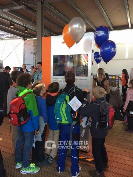 圖為捷爾杰組織德國學生參觀展臺，了解科技對生活的改變
