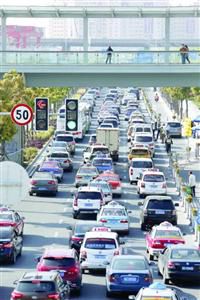 因為預案到位，雖然有大客流的短暫擁擠，但國展中心周邊道路還是秩序井然。