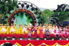 撐紅傘跳動人舞蹈 吹蘆笙展民族文化