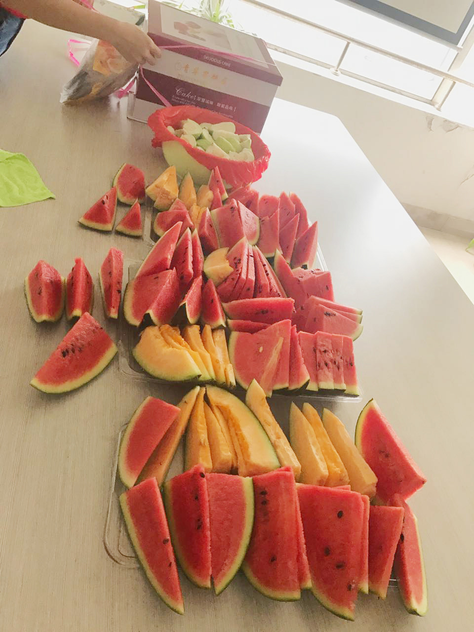生日狂歡|首創全體同事舉杯祝小歡歡生日快樂。(圖2)