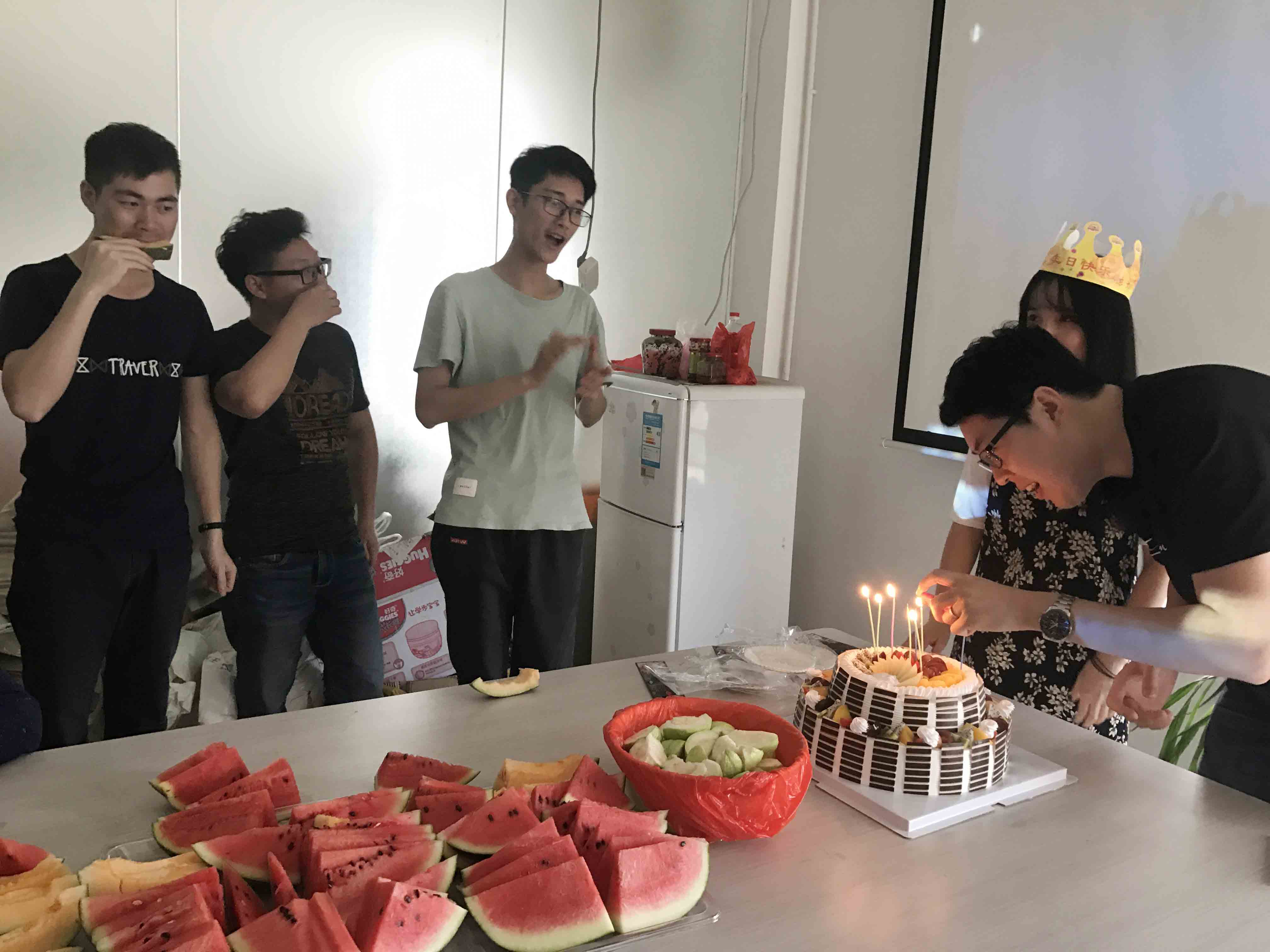 生日狂歡|首創全體同事舉杯祝小歡歡生日快樂。(圖3)