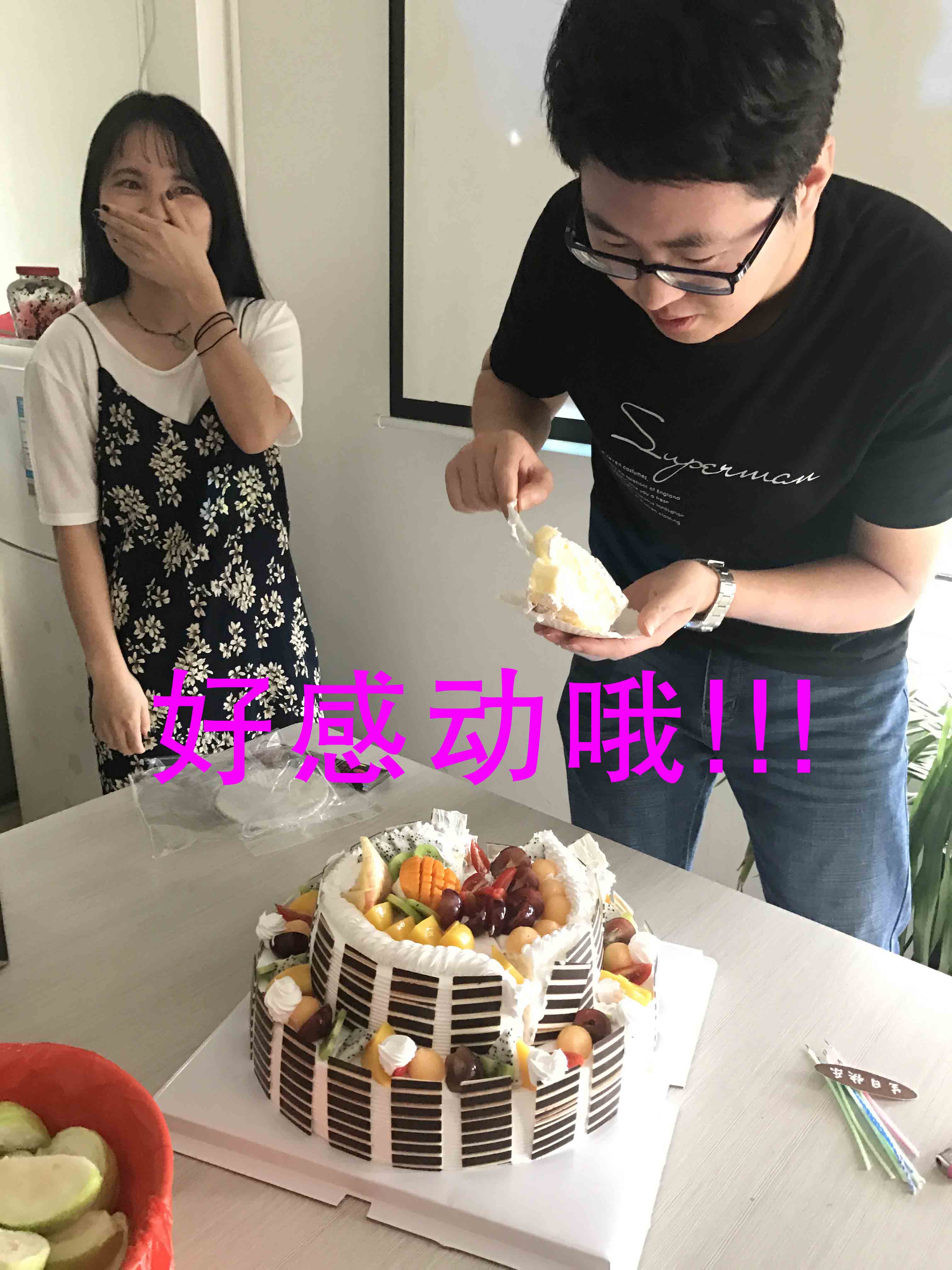 生日狂歡|首創全體同事舉杯祝小歡歡生日快樂。(圖6)