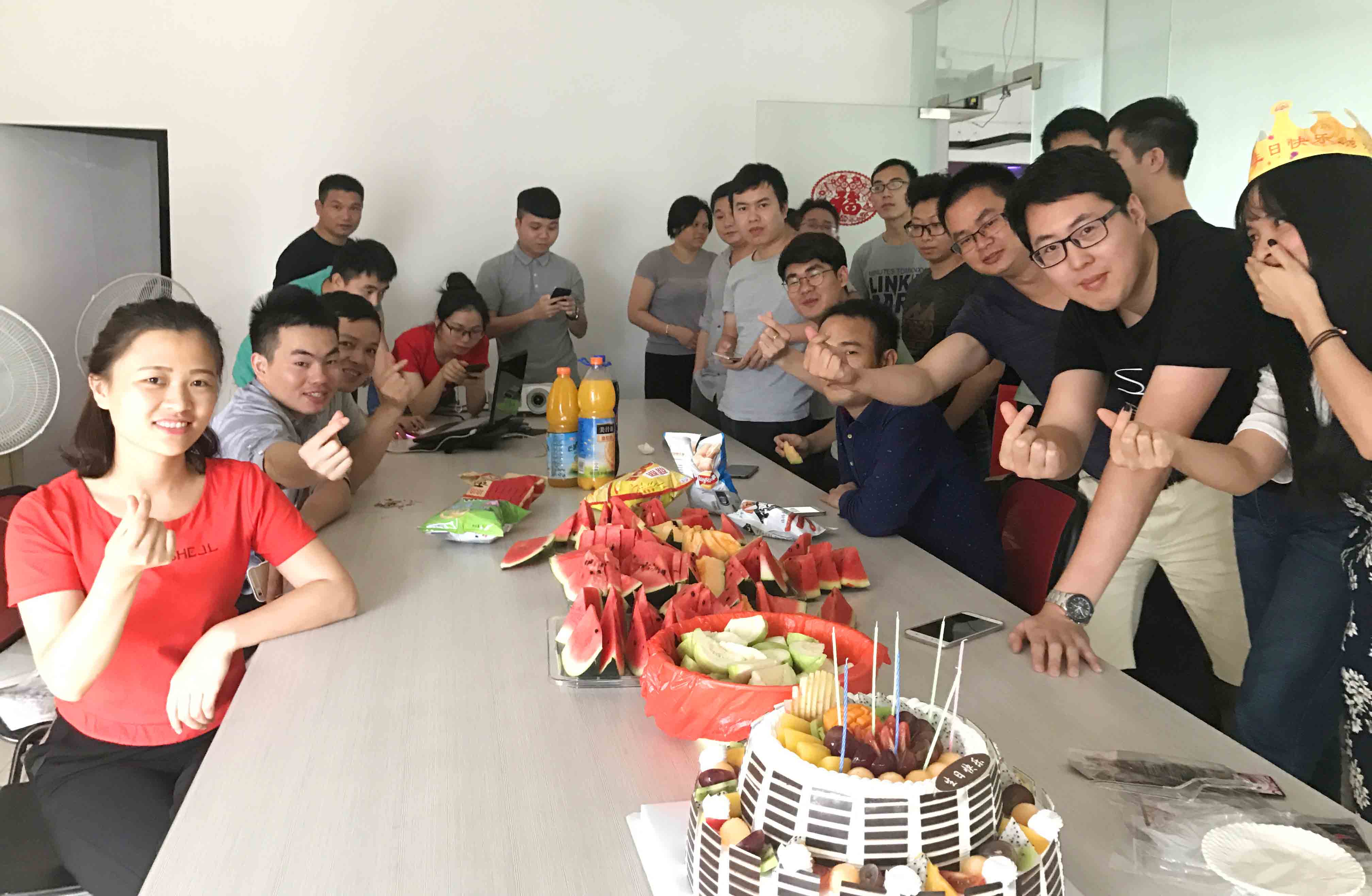 生日狂歡|首創全體同事舉杯祝小歡歡生日快樂。(圖8)