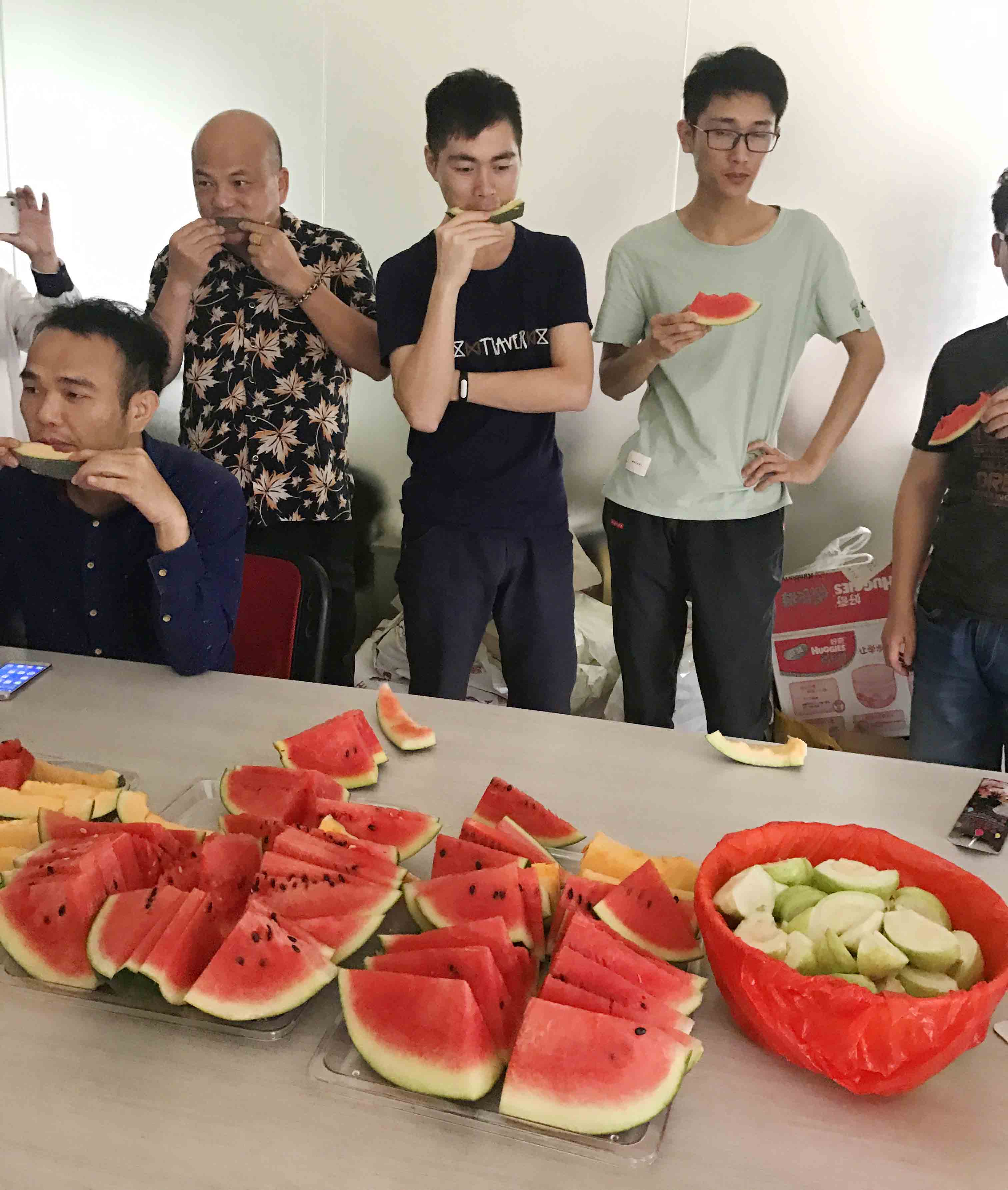 生日狂歡|首創全體同事舉杯祝小歡歡生日快樂。(圖11)