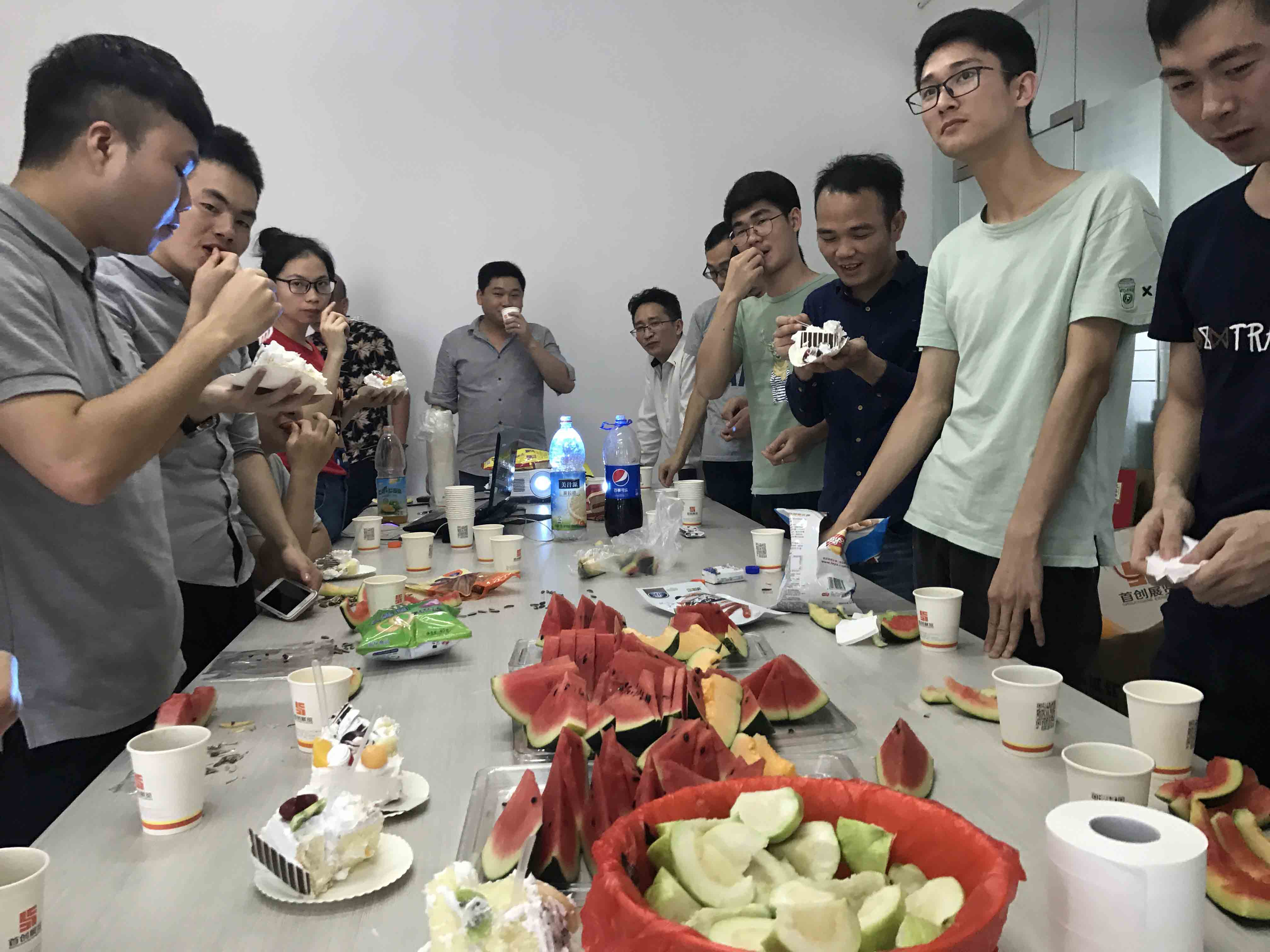 生日狂歡|首創全體同事舉杯祝小歡歡生日快樂。(圖12)