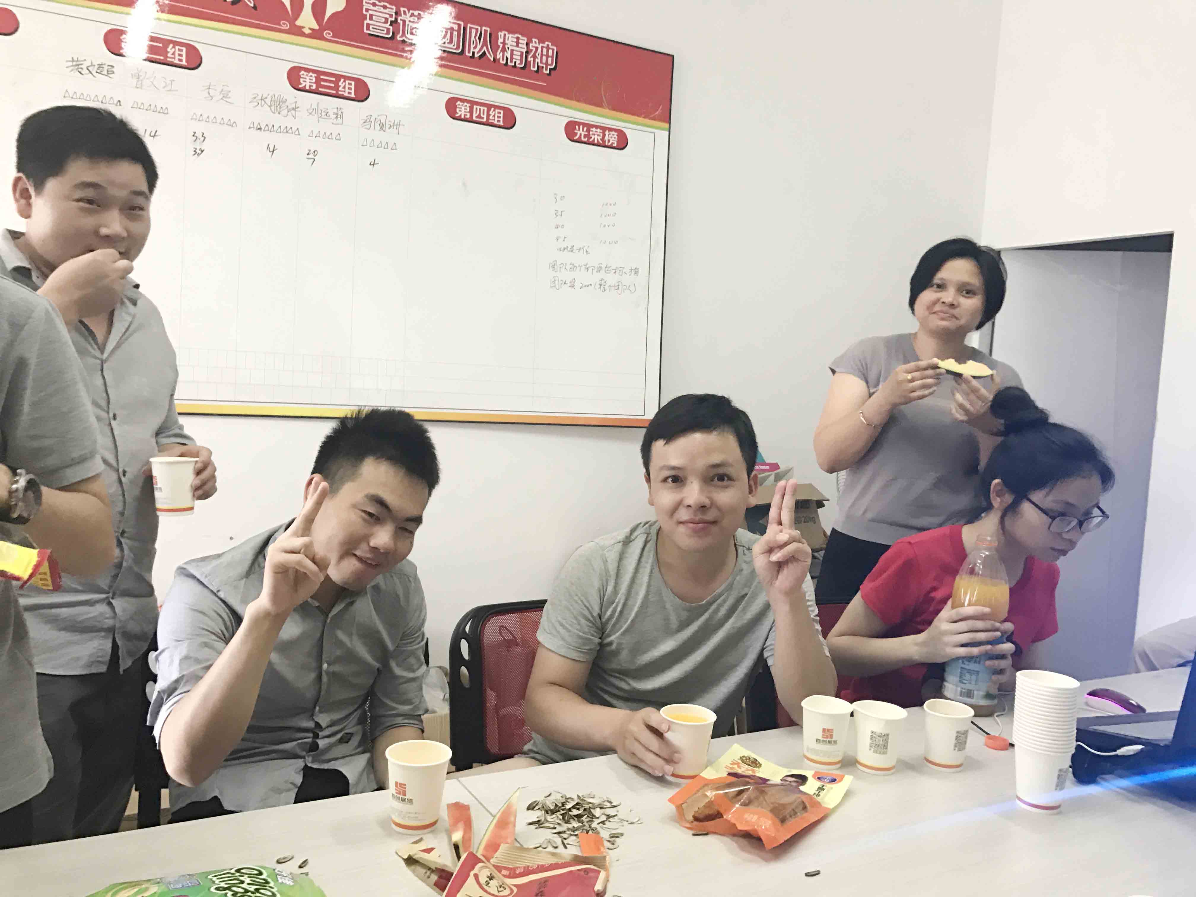 生日狂歡|首創全體同事舉杯祝小歡歡生日快樂。(圖13)