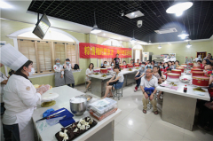 揚子晚報進校園 西點體驗展笑顏